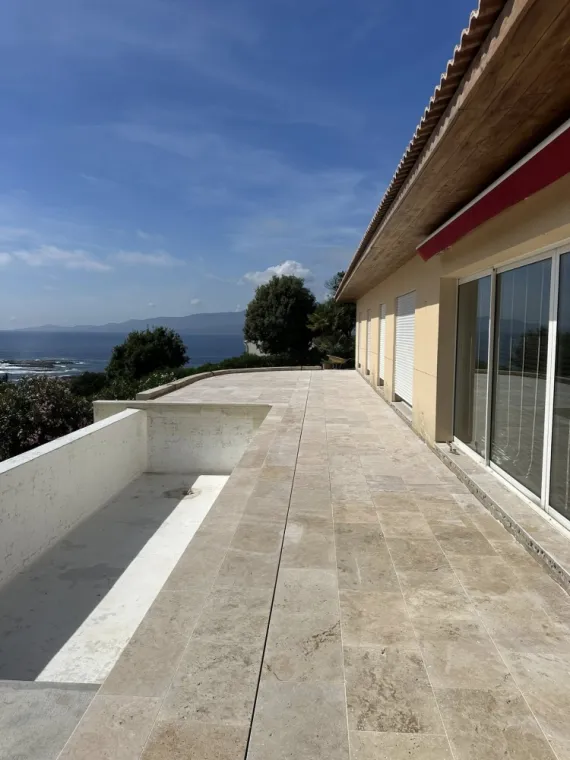 Rénovation d'une terrasse avec travertin posé sur chape lisse à Ajaccio, Ajaccio, Corse Moderne Rénovation