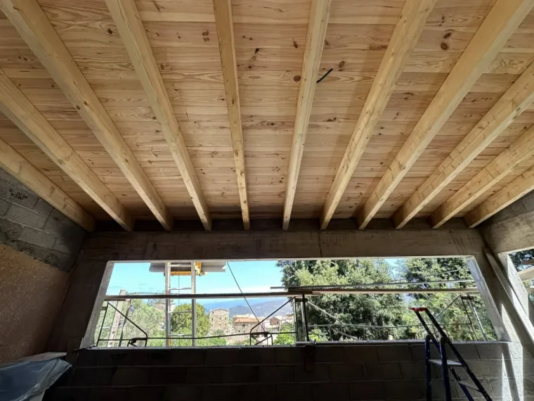 Pose de chape et travertin sur un toit d'une maison en construction à Ajaccio, Ajaccio, Corse Moderne Rénovation