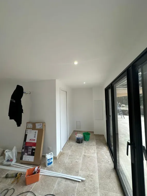 Extension d’aménagement extérieur en travertin à Ajaccio, Ajaccio, Corse Moderne Rénovation