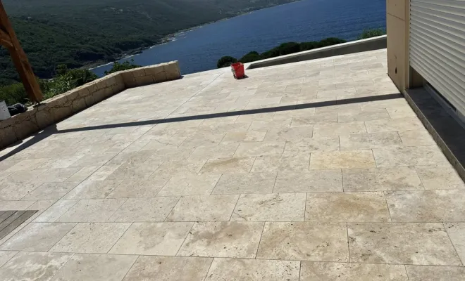 Rénovation d'une terrasse avec travertin posé sur chape lisse à Ajaccio, Ajaccio, Corse Moderne Rénovation