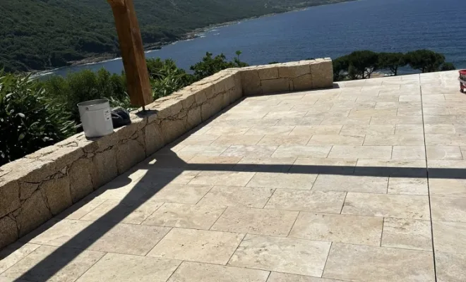 Rénovation d'une terrasse avec travertin posé sur chape lisse à Ajaccio, Ajaccio, Corse Moderne Rénovation