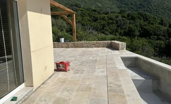 Rénovation d'une terrasse avec travertin posé sur chape lisse à Ajaccio, Ajaccio, Corse Moderne Rénovation