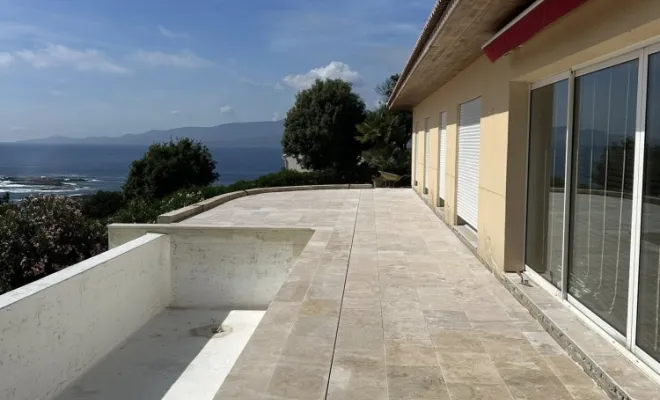 Rénovation d'une terrasse avec travertin posé sur chape lisse à Ajaccio, Ajaccio, Corse Moderne Rénovation
