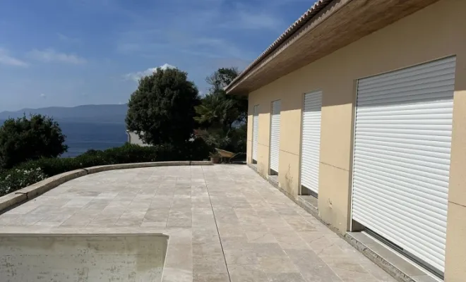 Rénovation d'une terrasse avec travertin posé sur chape lisse à Ajaccio, Ajaccio, Corse Moderne Rénovation