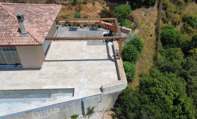 Rénovation d'une terrasse avec travertin posé sur chape lisse à Ajaccio, Ajaccio, Corse Moderne Rénovation