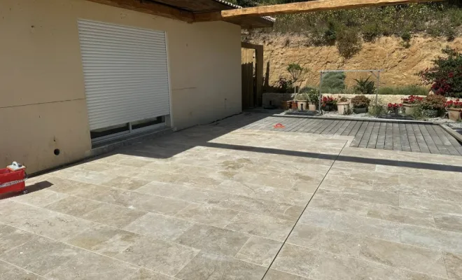 Rénovation d'une terrasse avec travertin posé sur chape lisse à Ajaccio, Ajaccio, Corse Moderne Rénovation