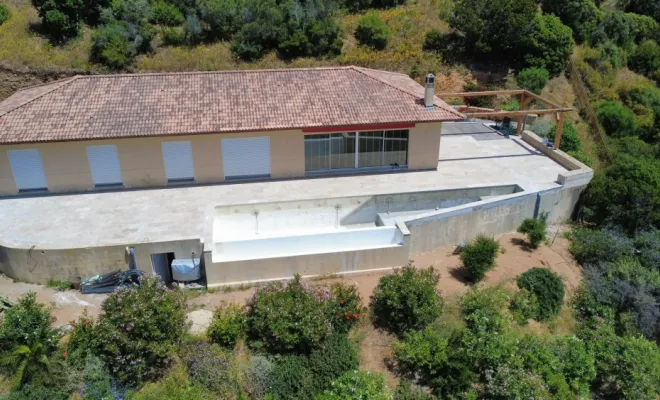 Rénovation d'une terrasse avec travertin posé sur chape lisse à Ajaccio, Ajaccio, Corse Moderne Rénovation