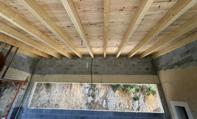 Pose de chape et travertin sur un toit d'une maison en construction à Ajaccio, Ajaccio, Corse Moderne Rénovation