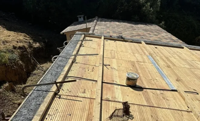 Pose de chape et travertin sur un toit d'une maison en construction à Ajaccio, Ajaccio, Corse Moderne Rénovation